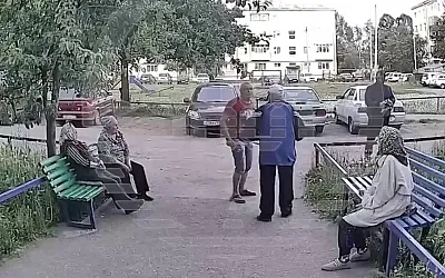 В Башкирии неадекватный мужчина избил бабушек у подъезда клюкой