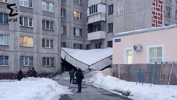 Козырёк подъезда рухнул и чуть не придавил женщину в Челябинске