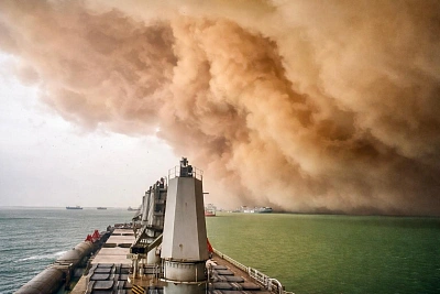 пыльная буря ухудшила видимость у суэцкого канала