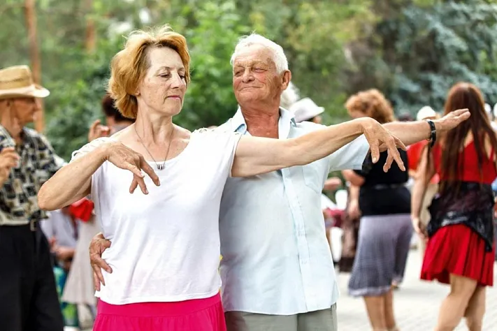 Танцы после 60 - лучшая защита от падений и деменции