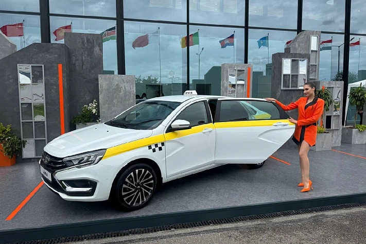 АвтоВАЗ представил такси-версию Lada Aura