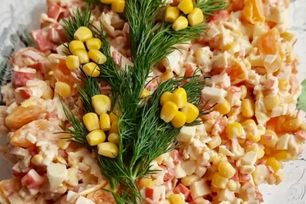 Салат с крабовыми палочками и мандаринами — яркий вкус на каждый день