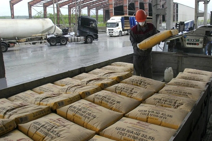 Производство цемента в России за год сократилось почти на 10%