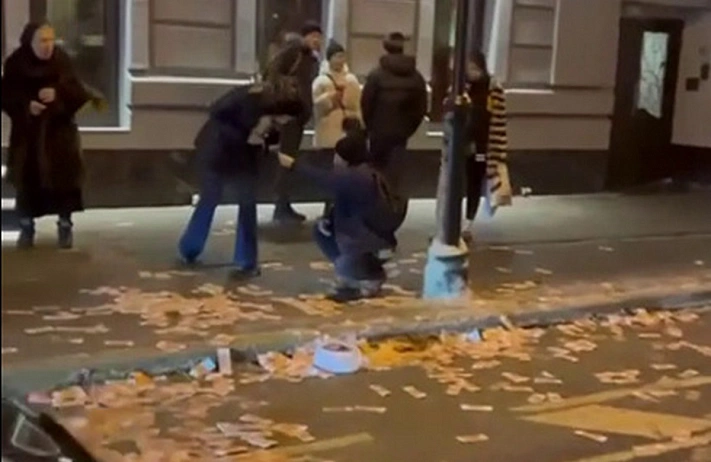 Мужчина на «Мустанге» раскидал пятитысячные купюры на Патриарших прудах