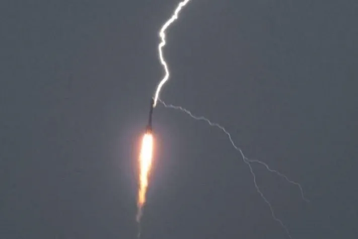 Во время взлёта в китайскую ракету «Чанчжэн-3B» угодила молния