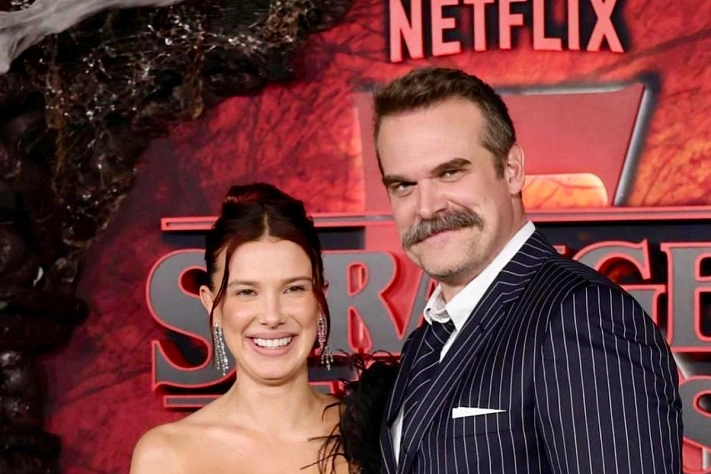 Милли Бобби Браун и Дэвид Харбор на премьере «Очень странных дел». 