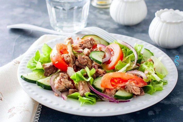 Делаем салат с тунцом и маринованным луком