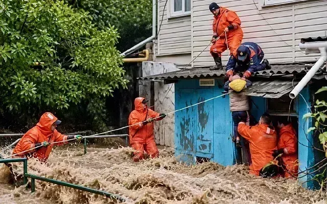 В Кореизе спасатели вывели девочку из потока воды
