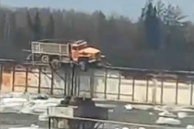 грузовик повис на аварийном мосту через витим