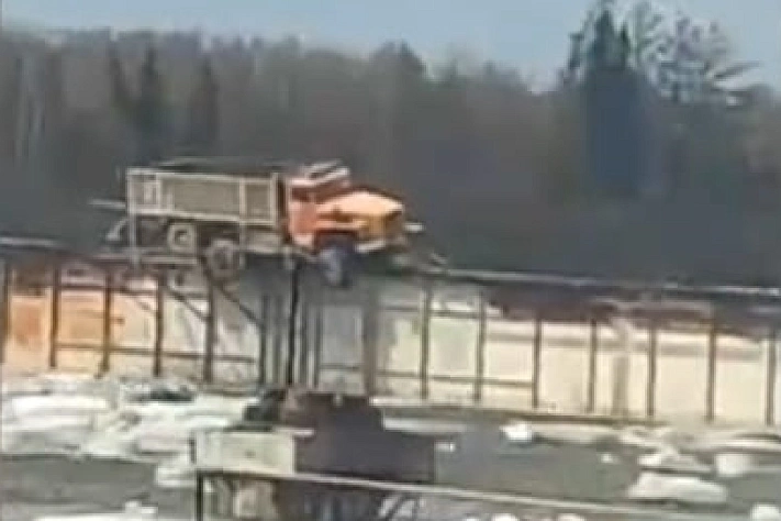 Грузовик повис на аварийном мосту через Витим