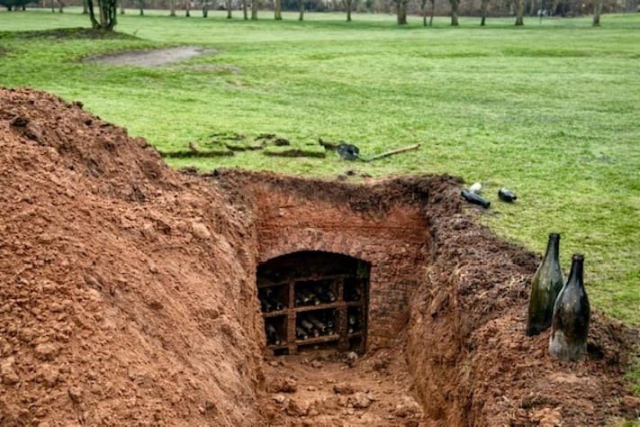 На гольф‑поле в Англии провал открыл винный подвал XIX века