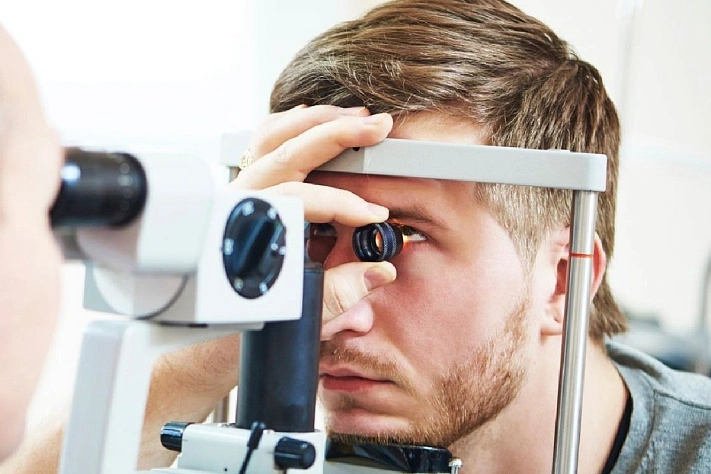 Когда мушки в глазах — опасный симптом