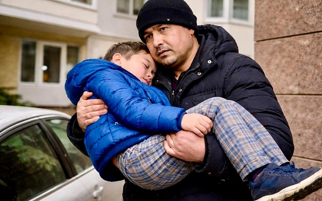 В Петербурге дворник поймал ребёнка, сорвавшегося с седьмого этажа