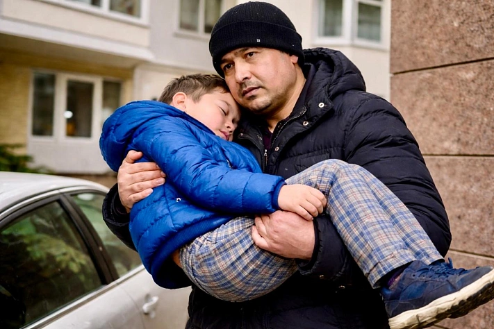 В Петербурге дворник поймал ребёнка, сорвавшегося с седьмого этажа