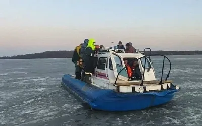 В Прибалтике спасли 55 рыбаков с отколовшейся льдины