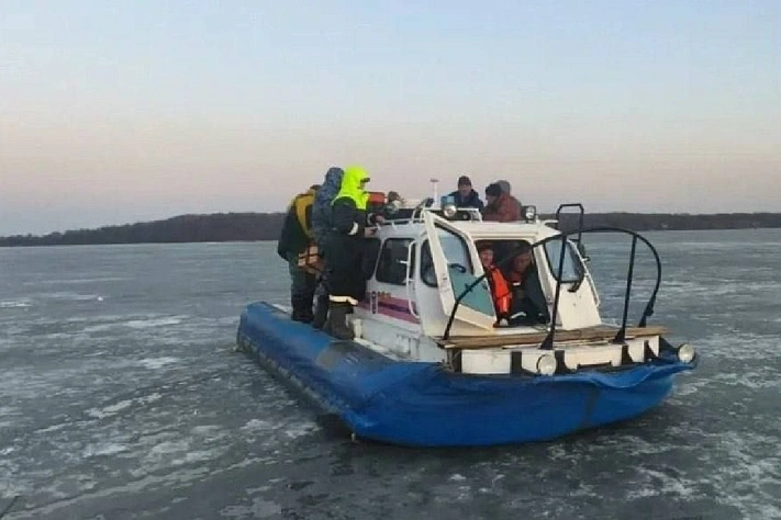 В Прибалтике спасли 55 рыбаков с отколовшейся льдины