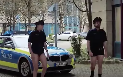 Полицейские Германии сняли видео без порток