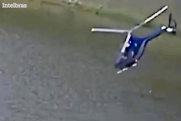 Вертолёт упал в озеро в Бразилии, двоих вытащили рыбаки