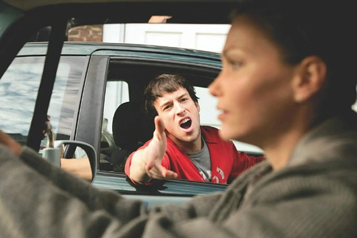 Как вести себя при агрессивных приставаниях