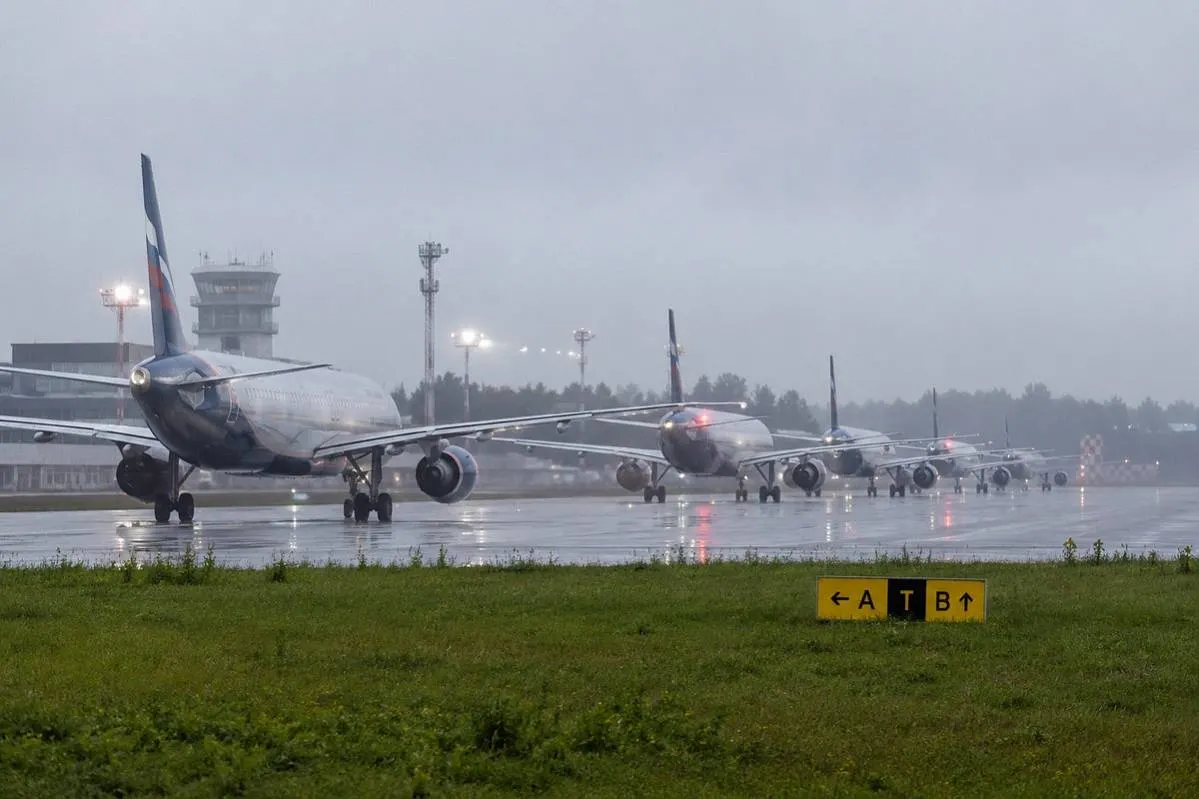 В 11 аэропортах России ограничили прием и выпуск рейсов