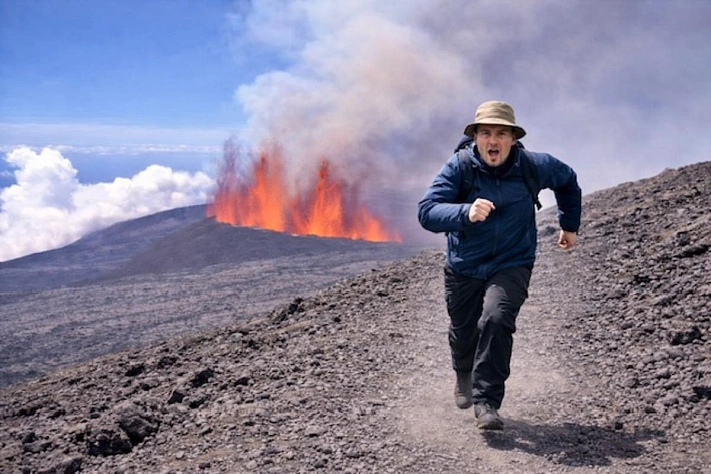 Вулкан на Реюньоне выбросил лаву рядом с туристами