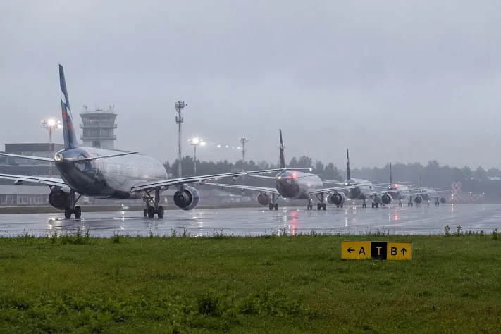 В 11 аэропортах России ограничили прием и выпуск рейсов