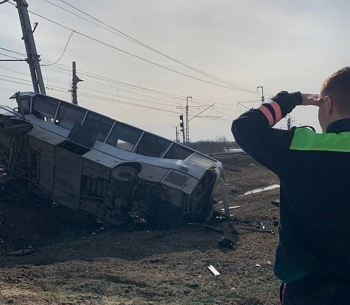Восемь человек погибли при столкновении автобуса с поездом в Ярославской области