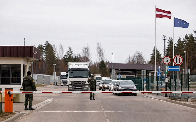 Латвия приостановила пропуск на границе с Беларусью