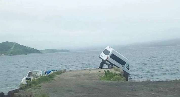 В Приморье автобус с туристами чуть не рухнул в воду