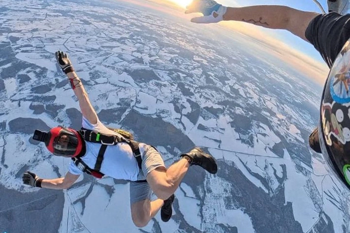 В Подмосковье парашютисты открыли сезон 2026 года