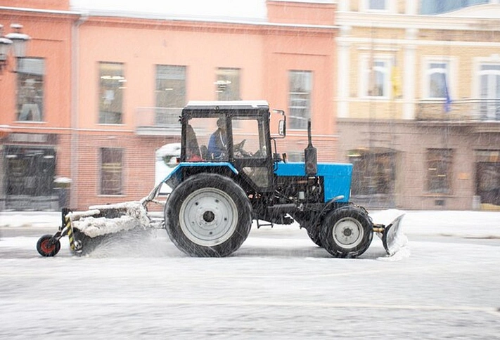 Школьника затянуло в снегоуборочную машину в Москве