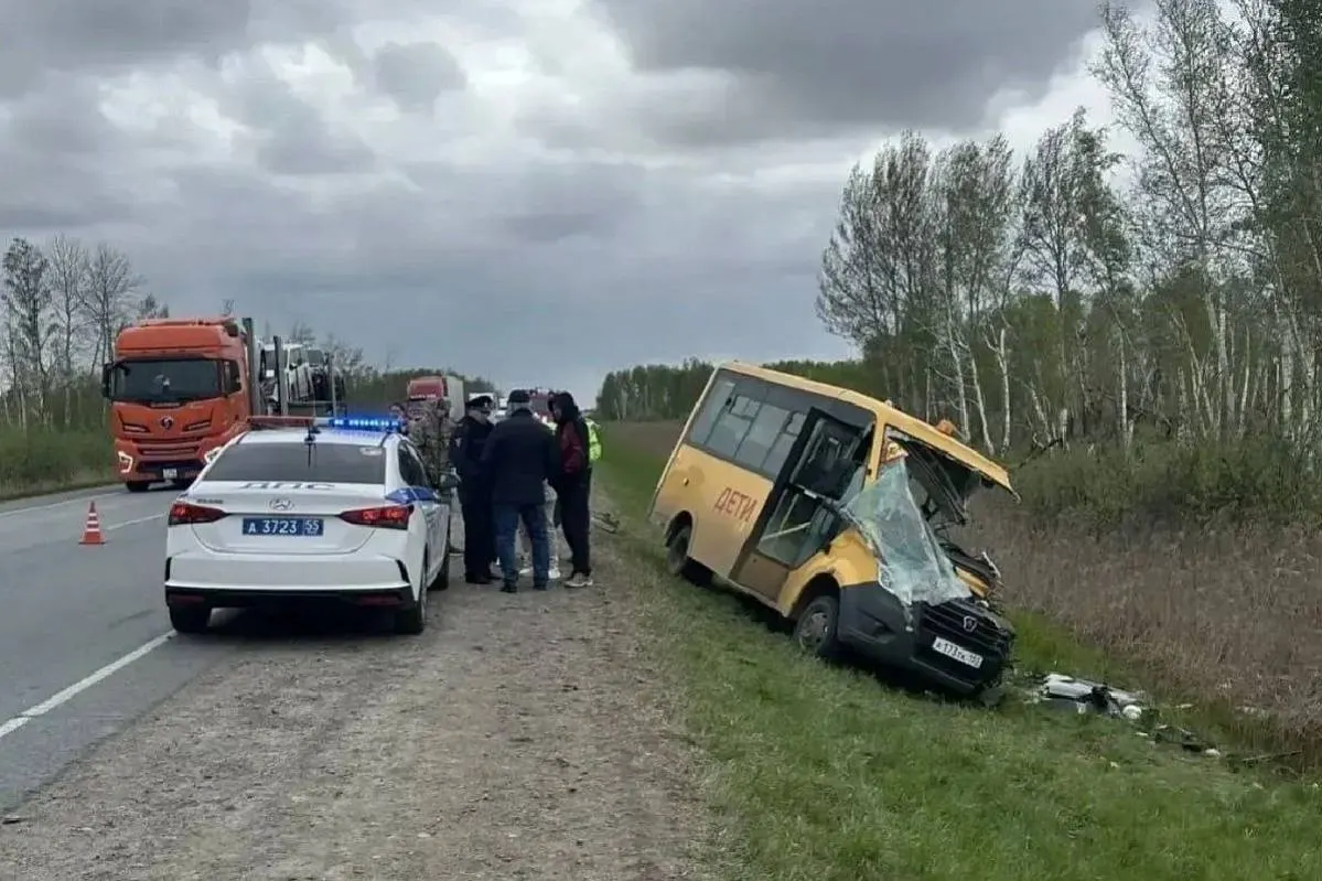Автобус с детьми столкнулся с фурой в Омской области