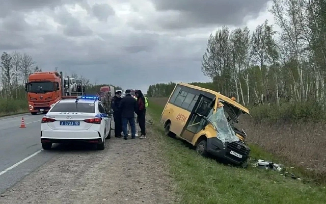 Автобус с детьми столкнулся с фурой в Омской области