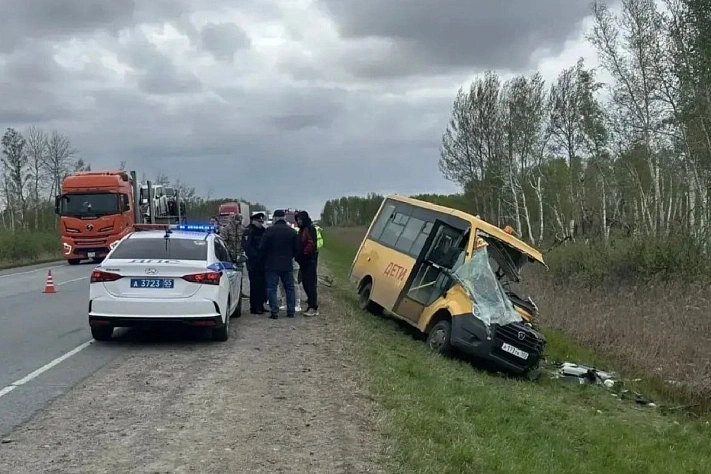 Автобус с детьми столкнулся с фурой в Омской области