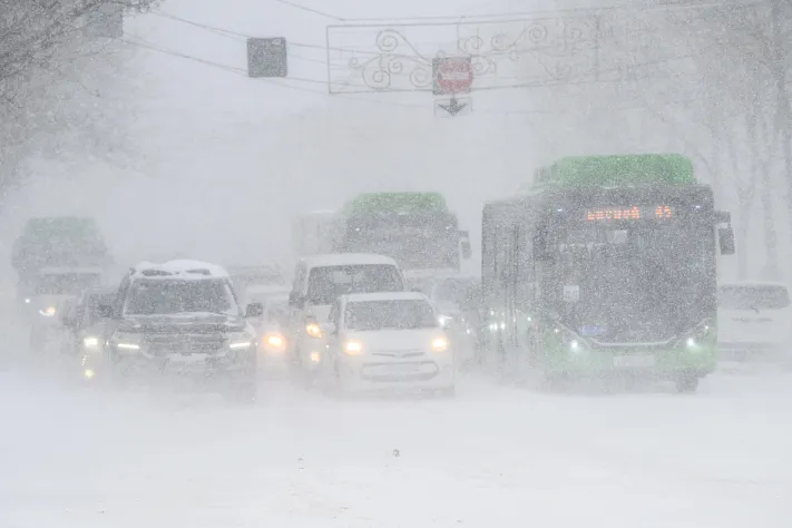 На Сахалин обрушился мощный снежный циклон, парализовавший движение на острове