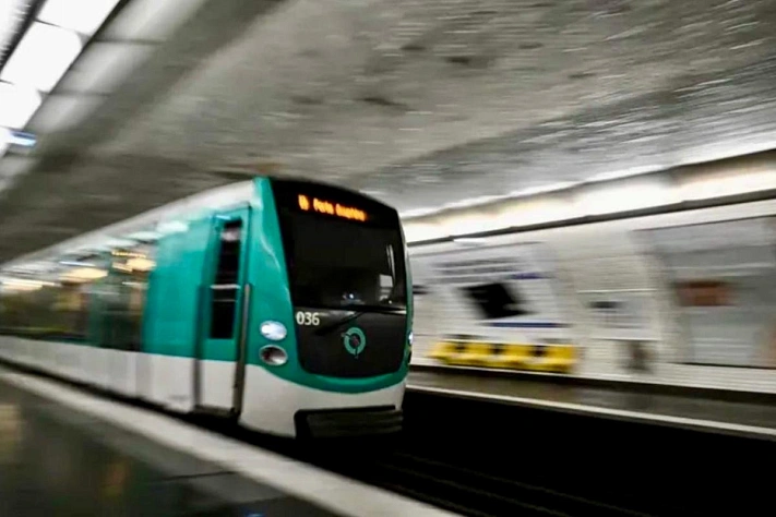 В парижском метро мужчина с ножом ранил трёх женщин