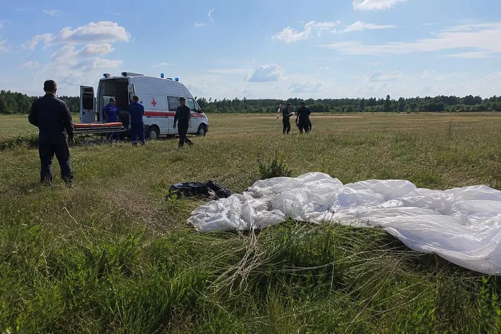 Парашютист погиб при прыжке в Ватулине