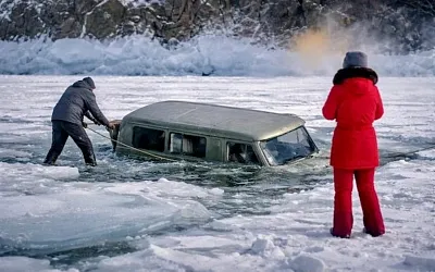 Появилось видео, как «буханка» с туристами ушла под лёд Байкала за секунды