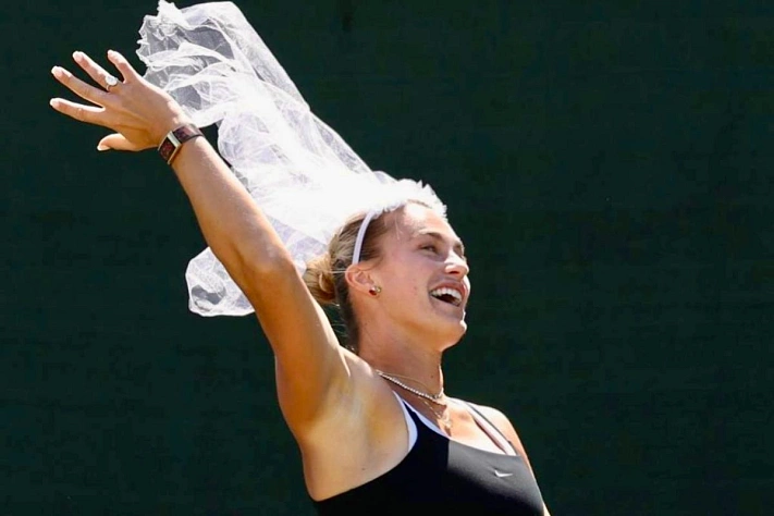 Арина Соболенко примерила фату на корте и дала понять, что к свадьбе уже морально готова