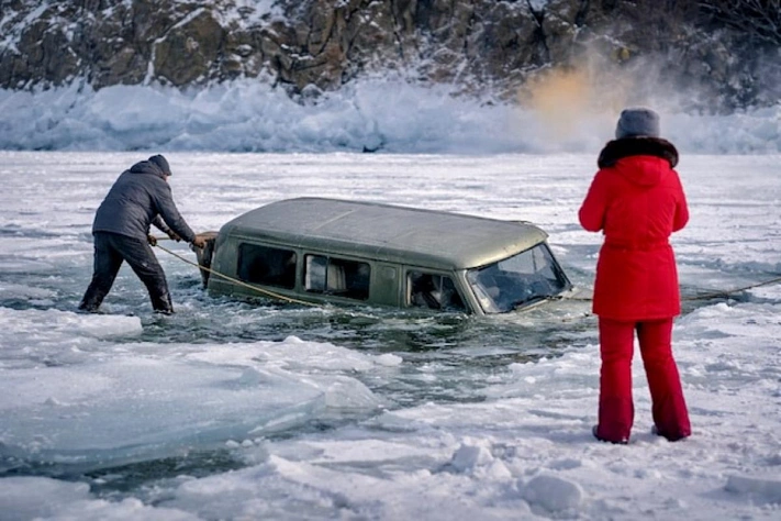 Появилось видео, как «буханка» с туристами ушла под лёд Байкала за секунды