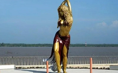 В Колумбии установили шестиметровую статую Шакире