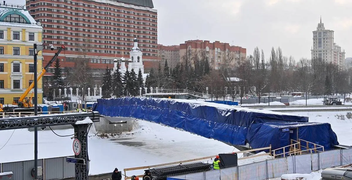 Новый пешеходный мост на Балчуг откроют в этом году