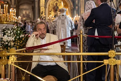 Отец Илона Маска вновь появился в Москве на фоне пасхальных служб