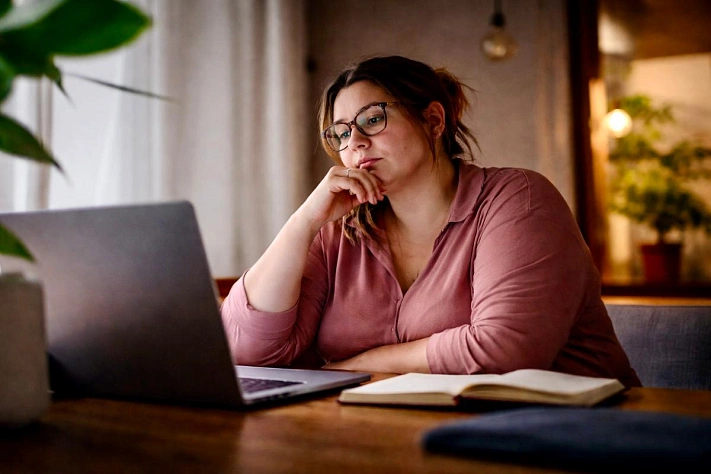 Переработки заставляют тело запасать жир даже без переедания