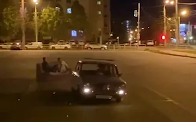 Подростки устроили дрифт на диване