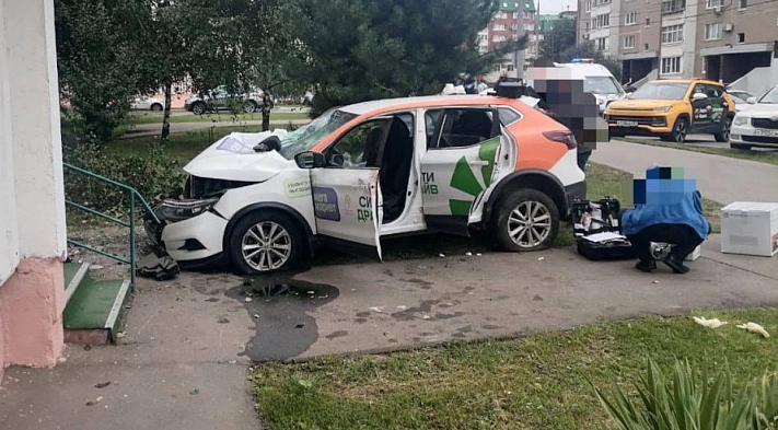 В Москве подросток разбил автомобиль каршеринга и сбежал