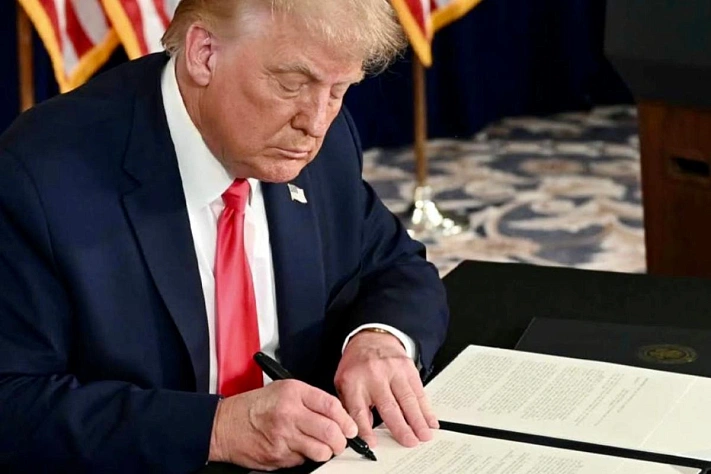 Трамп подписал указ о запрете на въезд граждан 12 стран