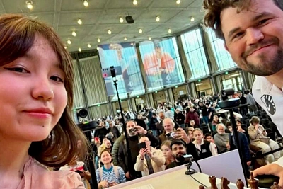 карлсен сделал селфи с соперницей и тут же потребовал изъять телефон