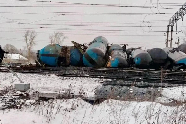 Шесть поездов задержали из-за схода цистерн с мазутом под Пензой