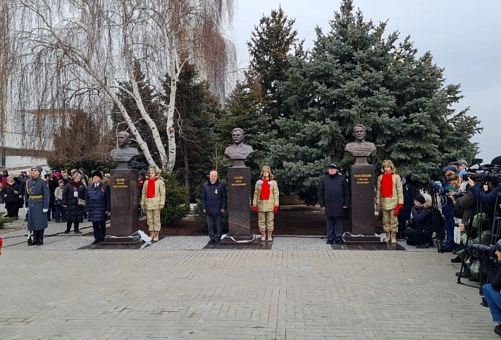 В Волгограде торжественно открыли памятник Сталину